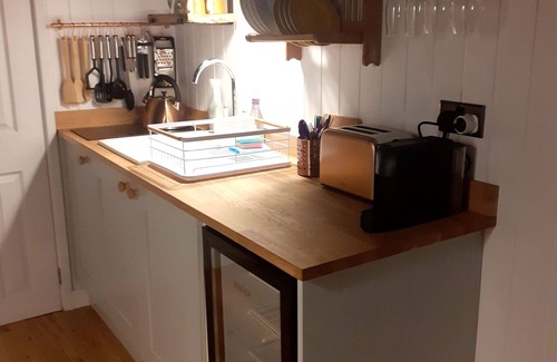 Polegate Cabin | Enchanting Shepherd's Hut with Sunset Views & Breakfast