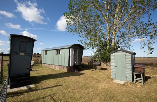 Huntingdon House | Cozy Shepherd's Hut with Ocean View & Hot Tub Access