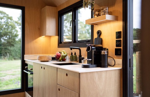 Colchester Apartment | Relax in a Shepherds Hut with Hot Tub and Outdoor Space