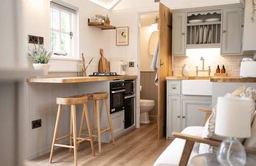 Colchester Apartment | Relax in a Shepherds Hut with Hot Tub and Outdoor Space