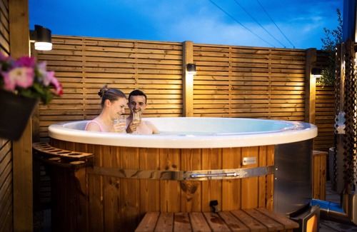 Colchester Apartment | Relax in a Shepherds Hut with Hot Tub and Outdoor Space