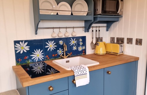 Doolin Cabin | Indulge in a Shepherds Hut with Hot Tub & Ocean View