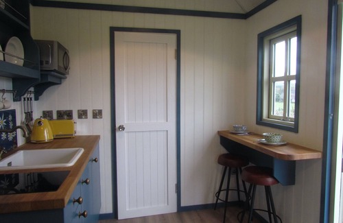 Doolin Cabin | Indulge in a Shepherds Hut with Hot Tub & Ocean View