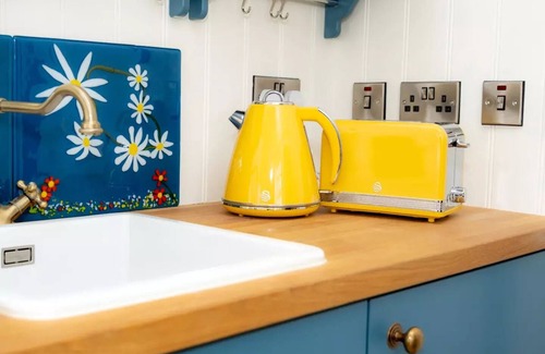 Doolin Cabin | Indulge in a Shepherds Hut with Hot Tub & Ocean View