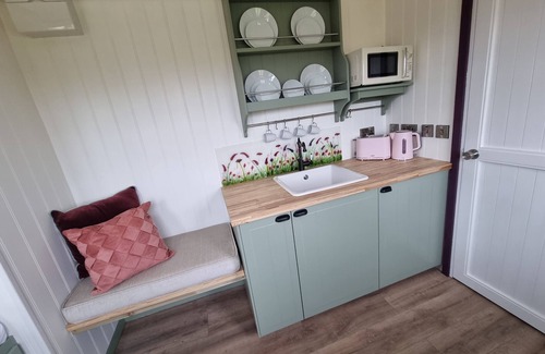 Doolin Cabin | Cozy Shepherds Hut Retreat with Relaxing Hot Tub