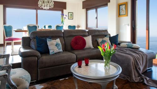 Serans House | Elegant Villa Carolina: Oceanfront Bliss with Top Amenities