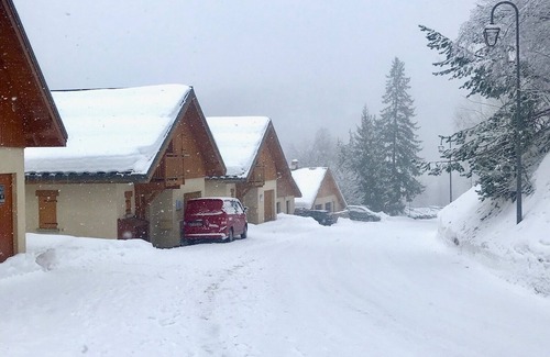 Oz Ski Chalet | Elegant Ski Chalet in Alpe D'Huez with Breakfast Included