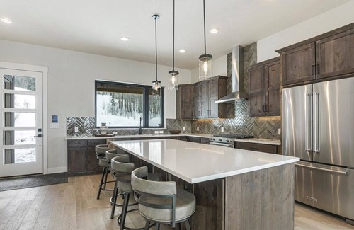 Silvercreek House | Inviting Ski-In/Out Retreat with Family Rooms & Hot Tub