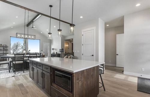 Silvercreek House | Inviting Ski-In/Out Retreat with Family Rooms & Hot Tub