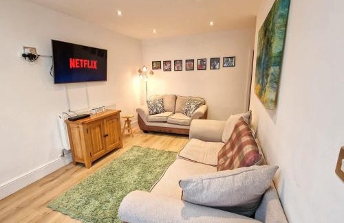 Kirkby House | Luxury Sleeps 11 Kirkby Home by City SuperHost