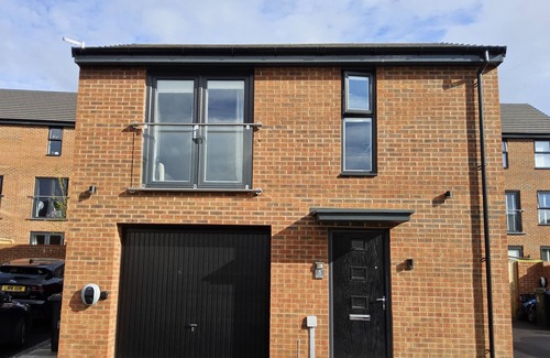Doncaster House | Elegant 5 Star Small House with Lake View & Breakfast