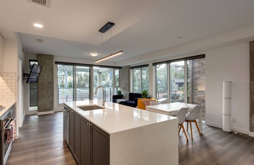 Kensington Apartment | Elegant 2BR+2Bath Retreat in Kensington - Highly Rated Stay