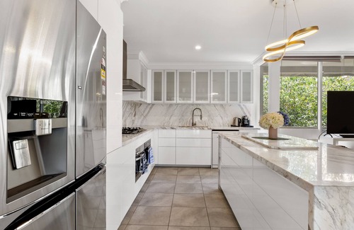 Toorak Apartment | Elegant 3-Bedroom Suite on Exclusive Lansell Rd, Toorak