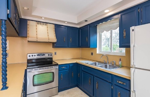 Warren House | Elegant Home with Spa and Hot Tub in a Quiet Community