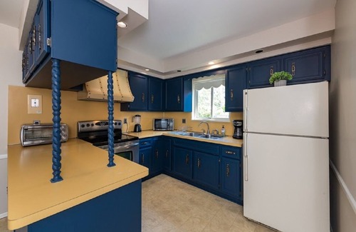 Warren House | Elegant Home with Spa and Hot Tub in a Quiet Community