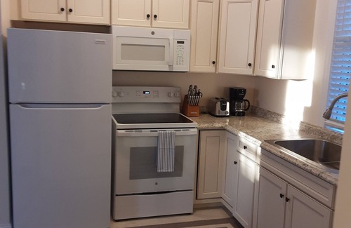 Bliss Estates Cottage | Pet-Friendly Cottage with Pool & King Size Bed - 10/10 Rated