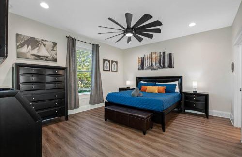 Riverside Heights House | Stylish Bungalow Retreat with Hot Tub for 8 Guests
