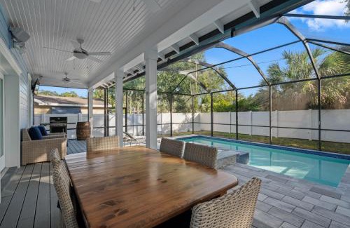 Riverside Heights House | Stylish Bungalow Retreat with Hot Tub for 8 Guests