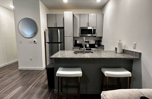 Richmond Apartment | Prime City Location with Free Parking and Spa Amenities