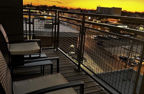 Richmond Apartment | Prime City Location with Free Parking and Spa Amenities