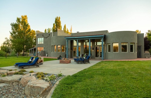 Clifton House | Tranquil Lakefront Retreat with Hot Tub & Pickleball