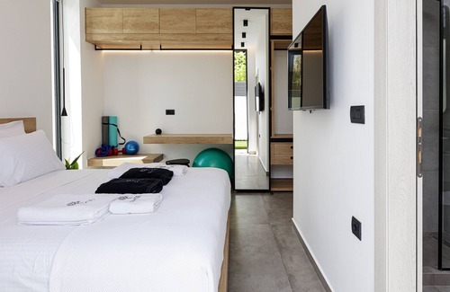 Pigi Villa | Prime Location with Pool & Spa, 10/10 Guest Rating!