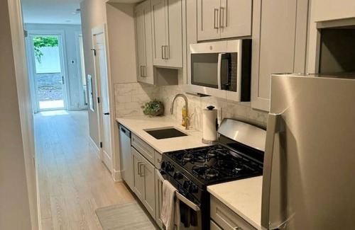 Historic Downtown Apartment | Luxury Studio Apartment - 7 Min Walk NYC Train