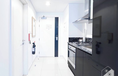 Business Bay Apartment | Luxury Studio in Business Bay with Canal View