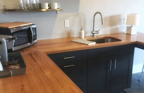 Dundee Apartment | Elegant Studio Loft in Wine Country with Spa and Breakfast