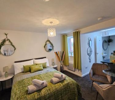 Stevenage Apartment | Elegant Studio Experience in Stevenage - Rated 9/10