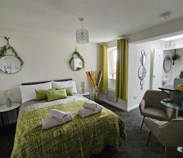 Stevenage Apartment | Elegant Studio Experience in Stevenage - Rated 9/10