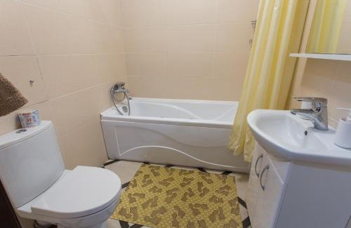 Dzerzhyns'kyi District Apartment | Elegant Studios on Nauki Avenue with Hot Tub & Family Amenities