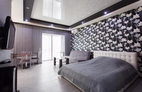 Dzerzhyns'kyi District Apartment | Elegant Studios on Nauki Avenue with Hot Tub & Family Amenities