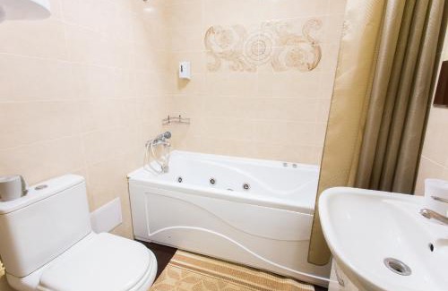 Dzerzhyns'kyi District Apartment | Elegant Studios on Nauki Avenue with Hot Tub & Family Amenities