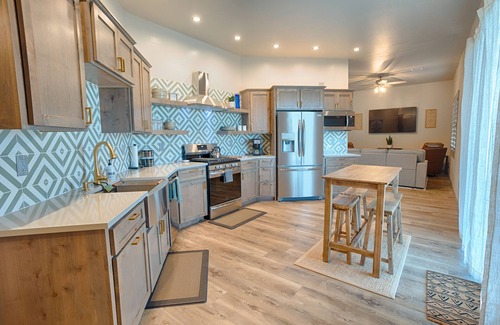 Show Low Cabin | Modern Cabin Retreat with Kitchen on 4 Acres of Nature