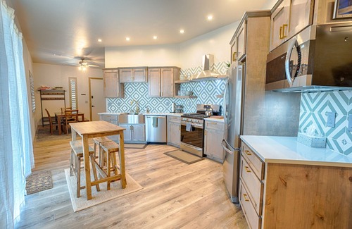 Show Low Cabin | Modern Cabin Retreat with Kitchen on 4 Acres of Nature