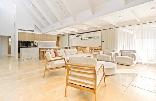 Noosa Heads House | Elegant Entertainment & Ocean View at Noosa Sound Hotel