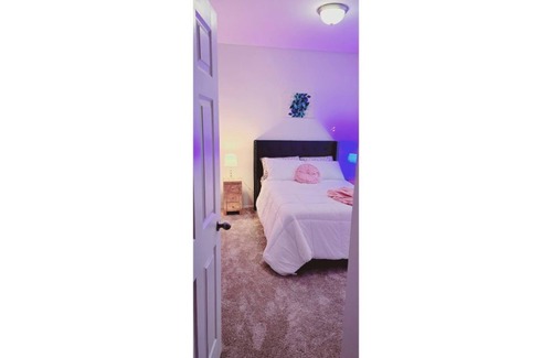 South Arlington Cabin | Stylish Duplex Suite with Free Parking & Family-Friendly Amenities