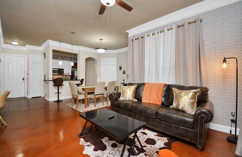 Washington Ave./ Memorial Park Apartment | Elegant Suite with Two Pools, Gym and Spa Access