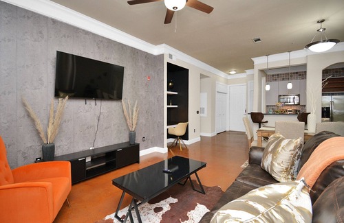 Washington Ave./ Memorial Park Apartment | Elegant Suite with Two Pools, Gym and Spa Access