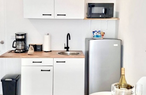 Palm Beach Apartment | Luxury suite 3 -8 min walk to Palm Beach and Marriott