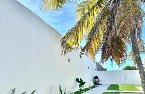 Palm Beach Apartment | Luxury suite 3 -8 min walk to Palm Beach and Marriott