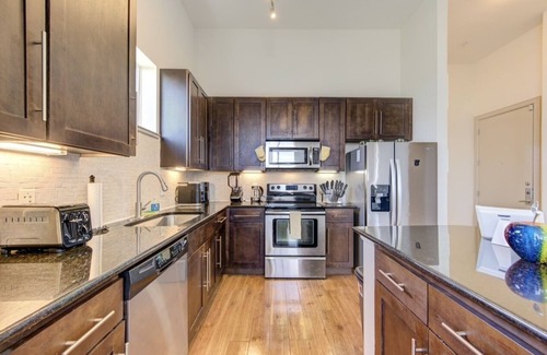Texas Medical Center Apartment | Guest Rated 10/10: Luxury Suite at Kirby for Families