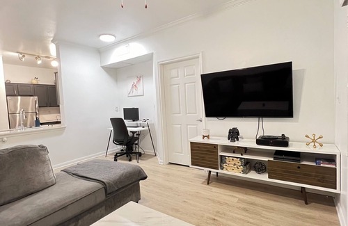 Dallas Apartment | Elegant Suite Near The Dallas Galleria with Breakfast Included