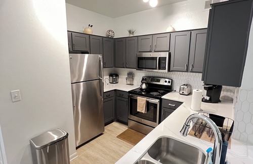 Dallas Apartment | Elegant Suite Near The Dallas Galleria with Breakfast Included