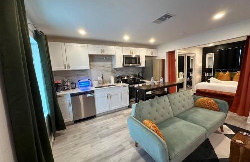 Old East Dallas Apartment | Pet-Friendly Suite in DTW with Free Parking Access