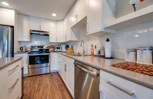 Southwest Edmonton House | Prime Suite Near U of A & Top Hospitals with Kitchen