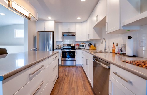Southwest Edmonton House | Prime Suite Near U of A & Top Hospitals with Kitchen