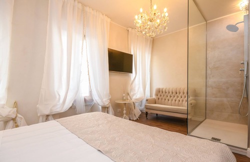 Sirmione House | Elegant Suite in Sirmione with Breakfast & Family Amenities