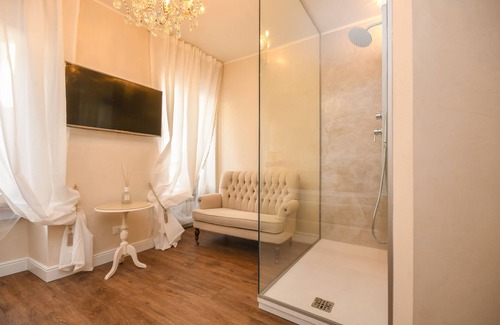 Sirmione House | Elegant Suite in Sirmione with Breakfast & Family Amenities